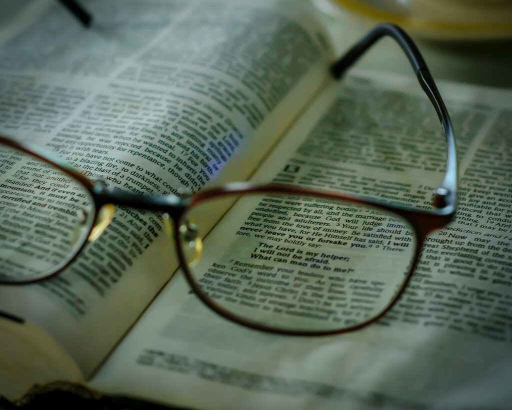Gafas de lectura (vista cansada) reposando sobre un libro abierto.
